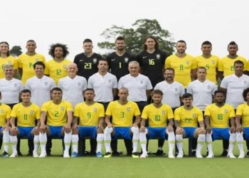 Jogadores brasileiros que disputaram a Copa de 2018 e membros da comissão técnica. (Foto: CBF)