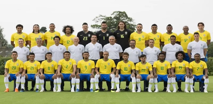 Jogadores brasileiros que disputaram a Copa de 2018 e membros da comissão técnica. (Foto: CBF)