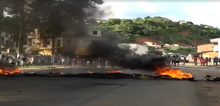 Moradores de Teolândia protestam contra cancelamento do Festival da Banana — Foto: TV Santa Cruz