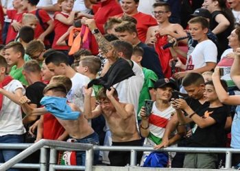 Veja crianças vaiando gesto antirracista em partida de futebol na Hungria