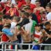 Veja crianças vaiando gesto antirracista em partida de futebol na Hungria