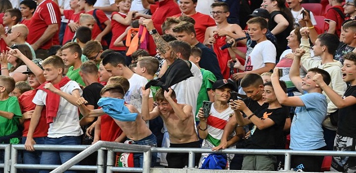 Veja crianças vaiando gesto antirracista em partida de futebol na Hungria