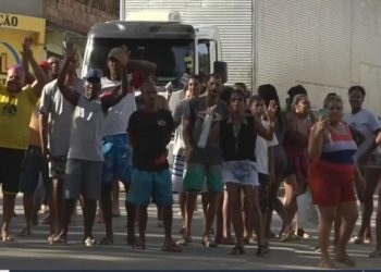 Moradores de Teolândia protestam contra cancelamento de festival e fecham trecho da BR-101; Gusttavo Lima era uma das atrações