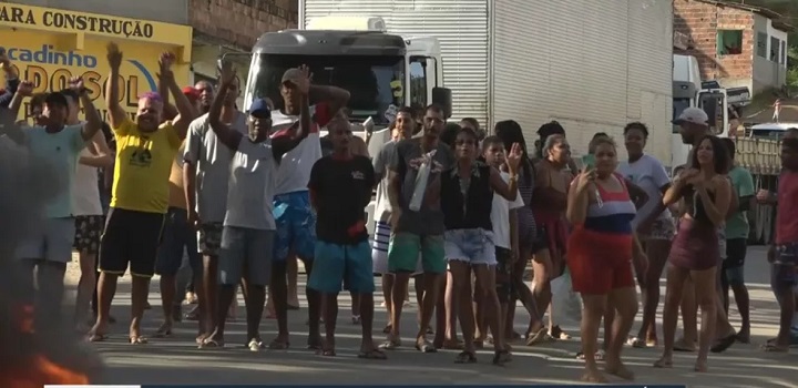 Moradores de Teolândia protestam contra cancelamento de festival e fecham trecho da BR-101; Gusttavo Lima era uma das atrações