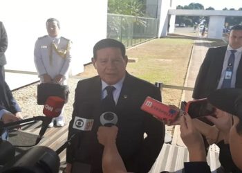 Vice Hamilton Mourão deseja sorte ao presidente da Colômbia