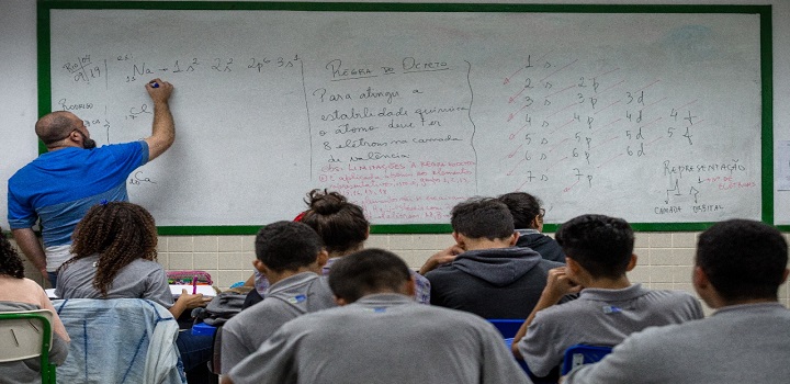 Edital de convocação de 600 professores aprovados em 2013 e 2014