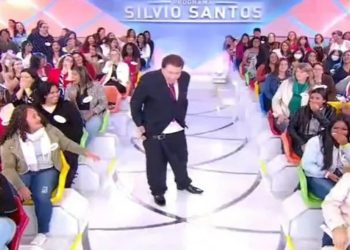 Veja Silvio Santos deixando a calça cair no palco do seu programa