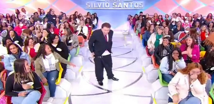 Veja Silvio Santos deixando a calça cair no palco do seu programa