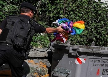 POLICIA DA TURQUIA COMBATE PARADA DO ORGULHO GAY