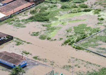 Chuvas deixam mortos e desabrigados no Nordeste e Sul do país; Alagoas é o estado mais prejudicado Estados como Alagoas, Pernambuco, Rio Grande do Norte e Santa Catarina enfrentam enchentes, deslizamentos, e outras consequências da grande quantidade de chuvas