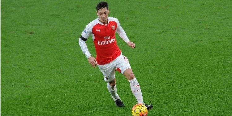clube Mesut Ozil, que na temporada 2015/2016