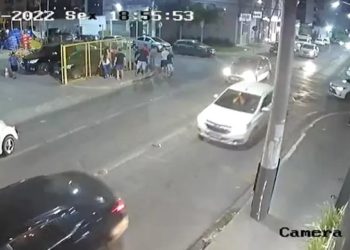 Vídeo mostra momento em que o vereador atira no agente penitenciário — Foto: Reprodução