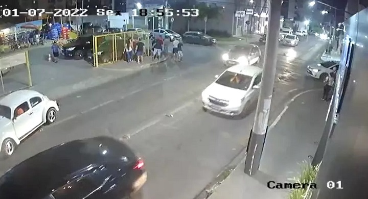 Vídeo mostra momento em que o vereador atira no agente penitenciário — Foto: Reprodução