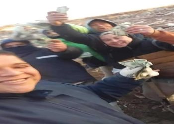 Moradores acham dinheiro em lixão na argetina