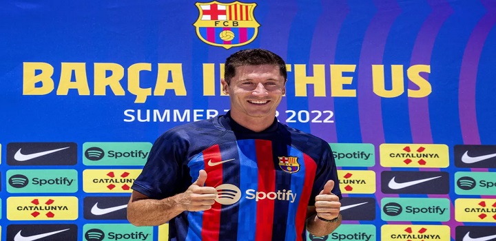 Lewandowski foi apresentado no Barcelona, mas no Bayern de Munique o sentimento ainda é de decepção com o atacante