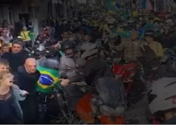 mulher expulsa de motociata