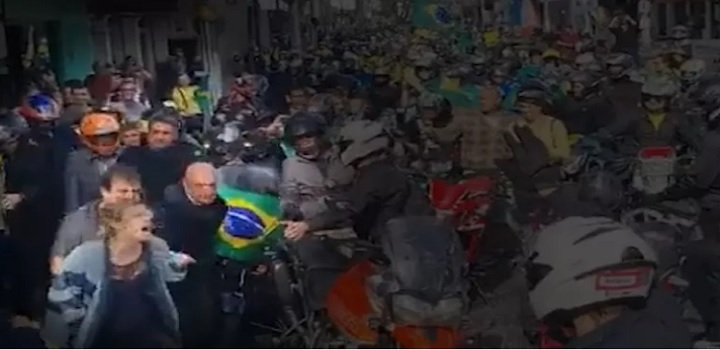 mulher expulsa de motociata