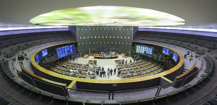 O Congresso Nacional promulgou hoje (14) a emenda à Constituição que prevê a criação de um estado de emergência para ampliar o pagamento de benefícios sociais até o fim do ano