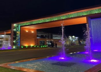 O novo portal de Bertioga, no litoral de São Paulo, virou alvo de piadas nas redes sociais após "viralizar" uma comparação com a fachada de um motel.