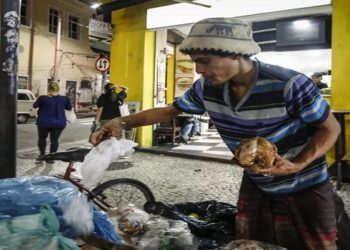 Pessoas pedindo comida em padaria no RJ