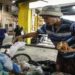 Pessoas pedindo comida em padaria no RJ