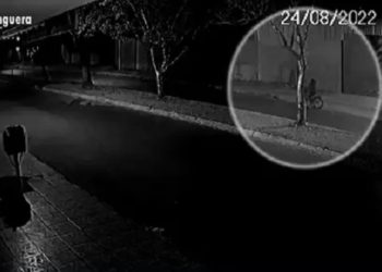 Imagens de uma câmera de vigilância mostram o momento quando o ex-aluno, preso suspeito de matar a facadas a professora Cleide Aparecida dos Santos, de 60 anos, fugiu da casa dela de bicicleta após o crime em Inhumas, na Região Metropolitana de Goiânia (GO).