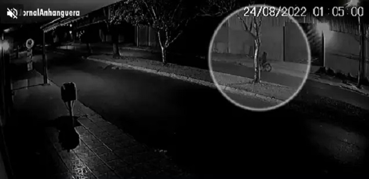 Imagens de uma câmera de vigilância mostram o momento quando o ex-aluno, preso suspeito de matar a facadas a professora Cleide Aparecida dos Santos, de 60 anos, fugiu da casa dela de bicicleta após o crime em Inhumas, na Região Metropolitana de Goiânia (GO).