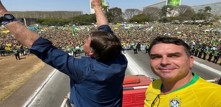 O presidente Jair Bolsonaro (PL) desistiu da ideia de realizar uma parada militar na praia de Copacabana, no Rio de Janeiro, no feriado de 7 de Setembro.