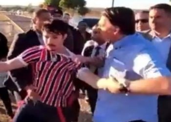 Vídeo de Bolsonaro agredindo youtuber Wilker Leão
