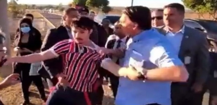 Vídeo de Bolsonaro agredindo youtuber Wilker Leão