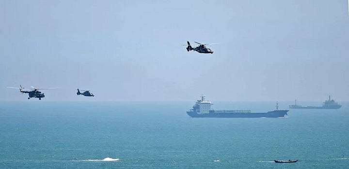 Helicópteros militares chineses sobrevoam a ilha de Pingtan, um dos po