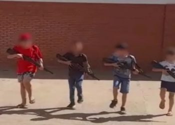 Crianças armadas em escola de GO