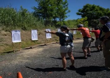 Tiroteio em escolas dos EUA levam professores a fazerem curso de tiro