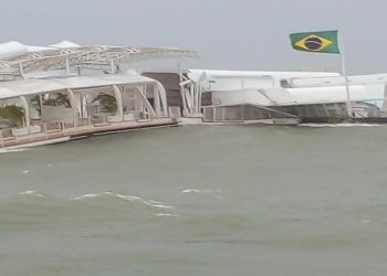 Boate flutuante destruida pelo ciclone em Santa Catarina