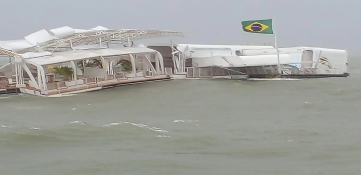 Boate flutuante destruida pelo ciclone em Santa Catarina