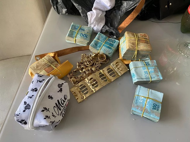 Polícia encontrou durante operação R$ 100 mil em dinheiro vivo e joias na casa de Vitor Eduardo Cordeiro Duarte, um dos alvos — Foto: Divulgação/Polícia Federal