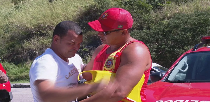 O jardineiro Nelson Nedy Ribeiro, de 53 anos, que ficou isolado por cinco dias na Ilha de Palmas, em Grumari, na Zona Oeste do Rio,