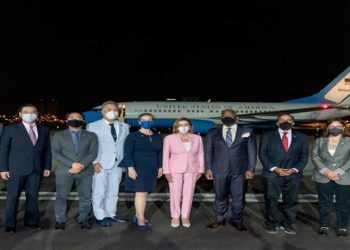 Em uma visita não divulgada e sob ameaças da China, um avião da Força Aérea dos Estados Unidos transportando a presidente da Câmara dos Representantes do país, Nancy Pelosi, chegou na manhã desta terça-feira (2) a Taiwan.