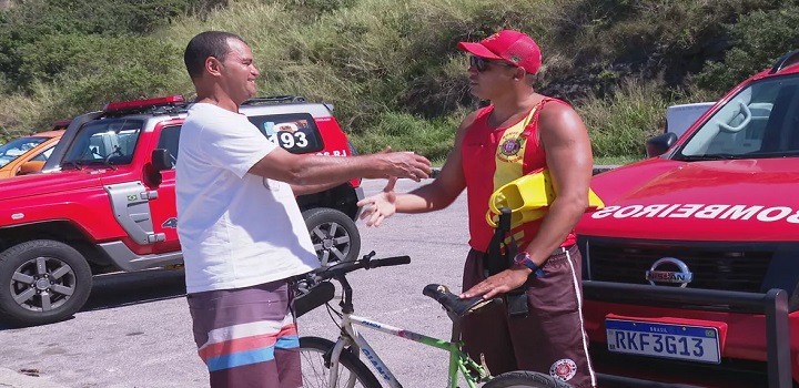 Ao reencontrar o bombeiro, Nelson também recuperou a bicicleta que ele havia deixado ao lado do mirante antes de ser arrastado pelo mar. — Foto: Reprodução TV Globo