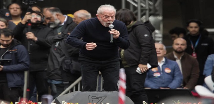O ex-presidente Lula (PT) cometeu uma gafe em discurso no último sábado (20) em São Paulo ao condenar a violência contra as mulheres.