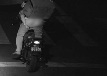 Fiscais apreendem moto com R$ 51 mil em dívidas de entregador que mostrava as nádegas para radares, em Anápolis