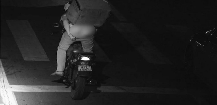 Fiscais apreendem moto com R$ 51 mil em dívidas de entregador que mostrava as nádegas para radares, em Anápolis