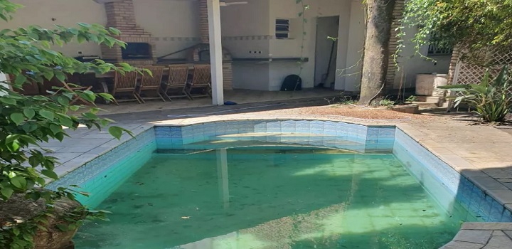 Imagem mostra a piscina da mansão em SP após a saída do casal — (Foto: Reprodução)