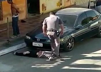 ABSOLVIDO PM QUE PISOU EM PESCOÇO DE MULHER NEGRA EM SP