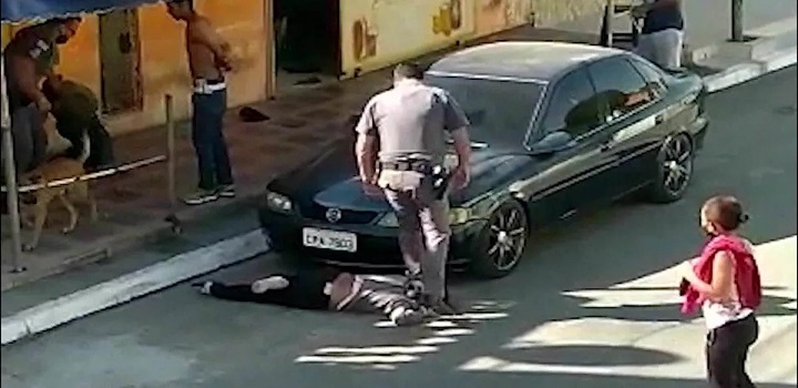 ABSOLVIDO PM QUE PISOU EM PESCOÇO DE MULHER NEGRA EM SP