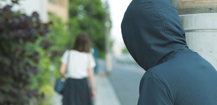 Trinta e cinco mandados de prisão foram cumpridos contra suspeitos de crimes contra mulheres na manhã desta segunda-feira (8) no estado do Rio de Janeiro.