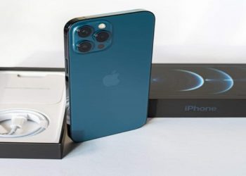 Apple multada por vender iPhone sem carregador