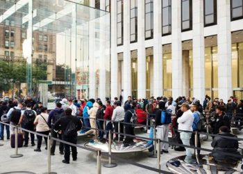 A Apple começou a vender o iPhone 14 em lojas físicas nesta sexta-feira (16). A pré-venda do celular da companhia foi iniciada no último dia 9 em mais de 40 países, mas o Brasil ficou de fora da lista