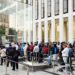 A Apple começou a vender o iPhone 14 em lojas físicas nesta sexta-feira (16). A pré-venda do celular da companhia foi iniciada no último dia 9 em mais de 40 países, mas o Brasil ficou de fora da lista