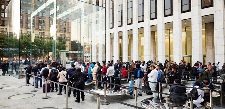 A Apple começou a vender o iPhone 14 em lojas físicas nesta sexta-feira (16). A pré-venda do celular da companhia foi iniciada no último dia 9 em mais de 40 países, mas o Brasil ficou de fora da lista